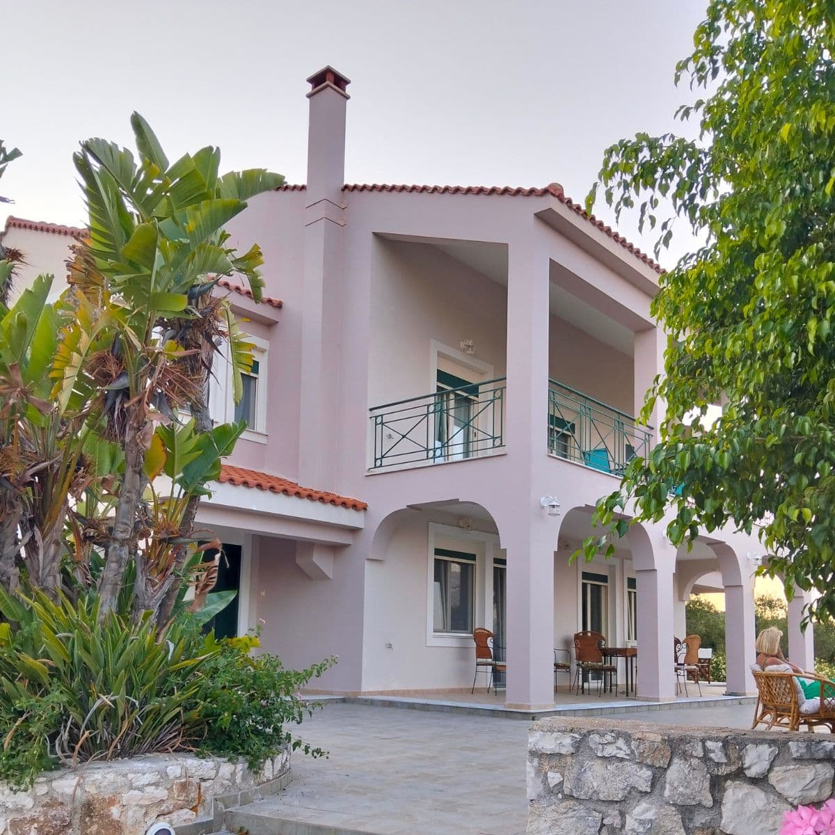 Αυλή με μπουκαμβίλιες