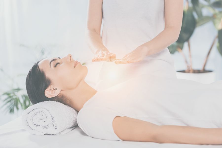 Τα οφέλη του Reiki: Τι μπορεί να σου προσφέρει μια συνεδρία
