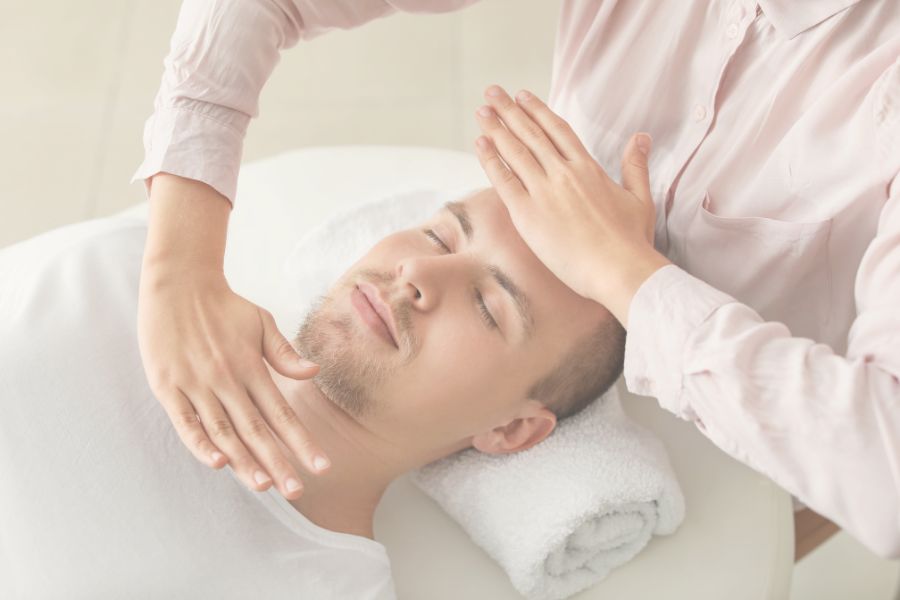 Reiki για αρχάριους: Όσα χρειάζεται να ξέρεις πριν την πρώτη συνεδρία