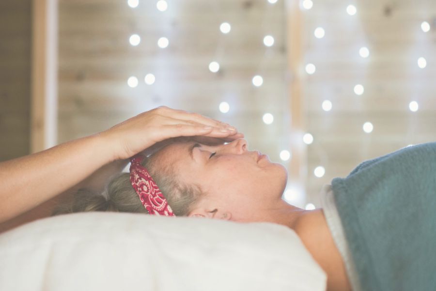 Τι είναι το Reiki και πώς μπορεί να σε βοηθήσει να χαλαρώσεις;